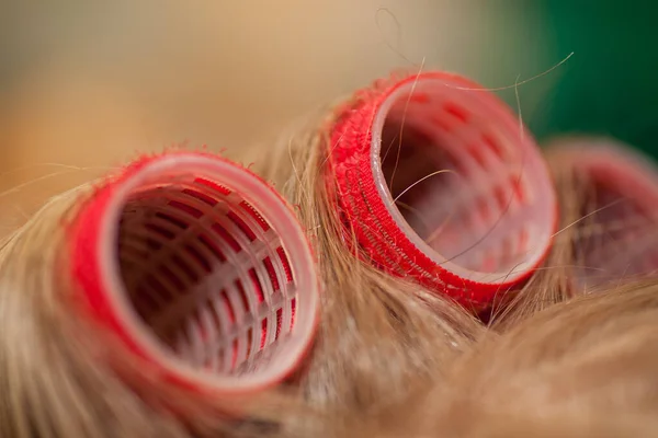 Κομμωτήριο μπούκλες μια ξανθιά γυναικεία μαλλιά — Φωτογραφία Αρχείου
