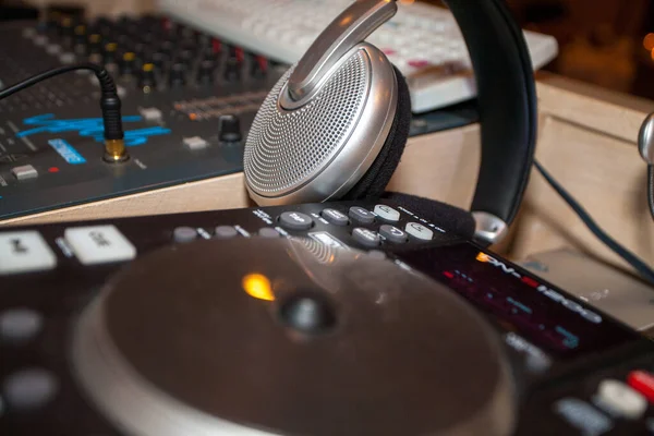 Nahaufnahme eines Audio-Mischpults, DJ-Equipment — Stockfoto