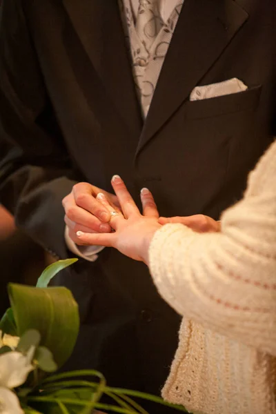 Обмен обручальными кольцами между женихом и невестой — стоковое фото