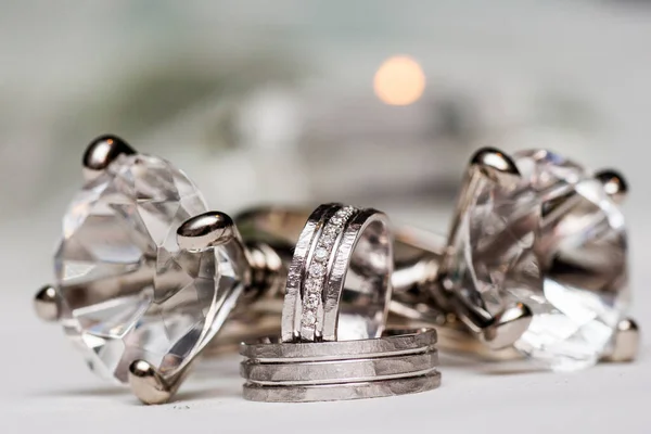 Anéis de casamento em um fundo de cristal em forma de diamante — Fotografia de Stock