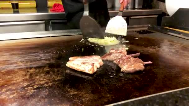 Cuoco giapponese che cucina teppanyaki — Video Stock