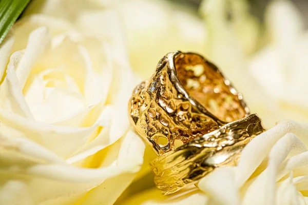 Anéis de casamento em rosas brancas fundo — Fotografia de Stock
