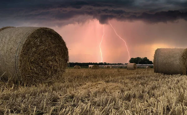 Erős vihar söpört végig a szénamezőn Kempen környékén, Belgium — Stock Fotó
