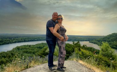 Mutlu çift dramatik bir günbatımına sarılıyor.