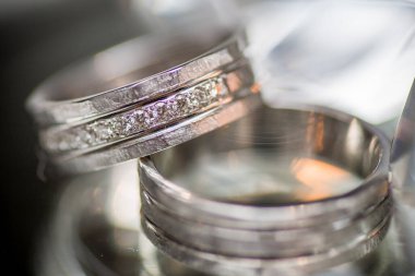 Elmas şeklinde kristal bir arka planda alyanslar 