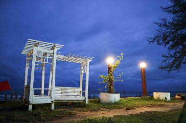 Sakom Sahili, Thepha Bölgesi, Songkhla Eyaleti, Güney Tayland Gökyüzü ve mavi deniz üzerinde güzel, sessiz bir sahil.