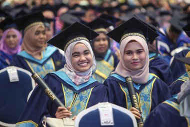 Batık, Kedah, Malezya - Ekim 2019 - Asyalı üniversite öğrencileri mezuniyeti kutluyor