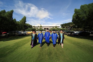 Sintok, Kedah Malezya - 15 Ekim 2019: Üniversitenin Utara Malezya 'da düzenlenen törenden sonra üniversite elbisesi giyen güzel Asyalı Müslüman kızlar (Uum)