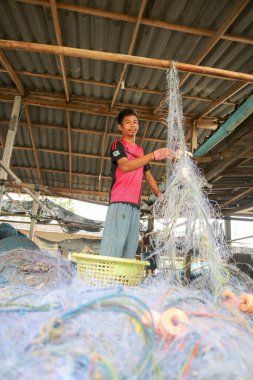 Songkhla, Tayland - Aralık 2017 - Balıkçı balıkçı balıkçı balıkçı ağları tamir ediyor