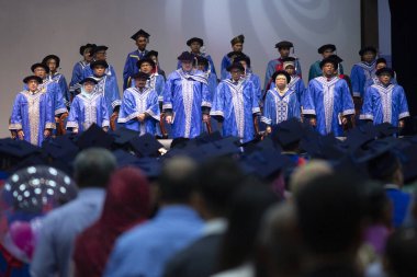 Batık, Kedah, Malezya - Ekim 2019 - Asyalı üniversite öğrencileri mezuniyeti kutluyor