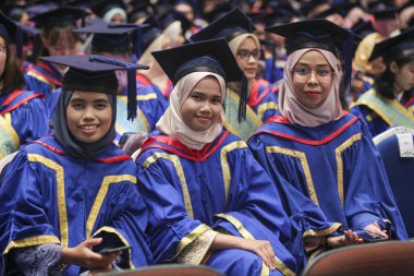 Batık, Kedah, Malezya - Ekim 2019 - Asyalı üniversite öğrencileri mezuniyeti kutluyor