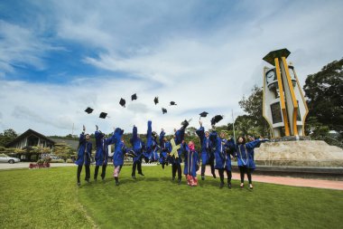 Batık, Kedah, Malezya - Ekim 2019 - Asyalı üniversite öğrencileri mezuniyeti kutluyor