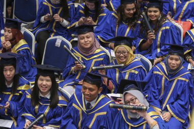 Batık, Kedah, Malezya - Ekim 2019 - Asyalı üniversite öğrencileri mezuniyeti kutluyor
