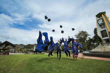 Batık, Kedah, Malezya - Ekim 2019 - Asyalı üniversite öğrencileri mezuniyeti kutluyor