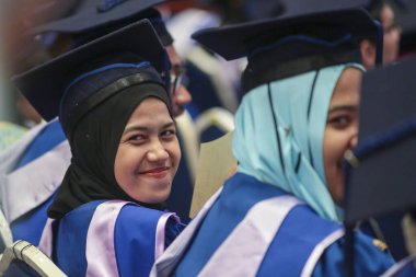 Batık, Kedah, Malezya - Ekim 2019 - Asyalı üniversite öğrencileri mezuniyeti kutluyor