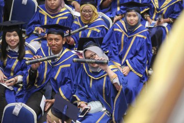 Batık, Kedah, Malezya - Ekim 2019 - Asyalı üniversite öğrencileri mezuniyeti kutluyor