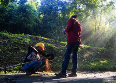 Ormandaki adam ve kadın
