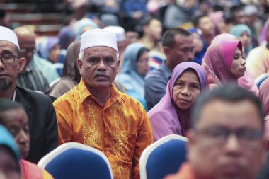 Batık, Kedah, Malezya - Ekim 2019 - Asyalı üniversite öğrencileri mezuniyeti kutluyor