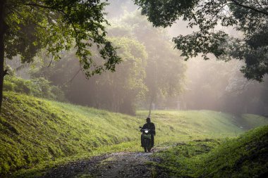 Batık, Kedah Malezya - 12 Kasım 2019: Motosikletli güneş ışını