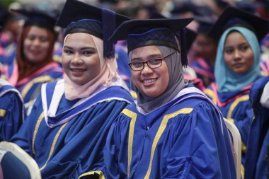 Batık, Kedah, Malezya - Ekim 2019 - Asyalı üniversite öğrencileri mezuniyeti kutluyor