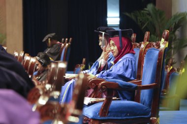 Batık, Kedah, Malezya - Ekim 2019 - Asyalı üniversite öğrencileri mezuniyeti kutluyor