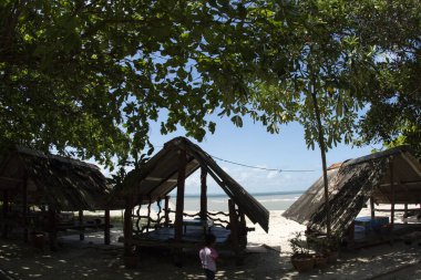 SONGKLA THAILAND-30 Temmuz - Sakom Sahili, Thepha Bölgesi, Songkhla Eyaleti, Güney Tayland Gökyüzü ve mavi deniz kıyısında bir kulübe.