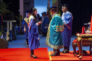 Batık, Kedah, Malezya - Ekim 2019 - Asyalı üniversite öğrencileri mezuniyeti kutluyor