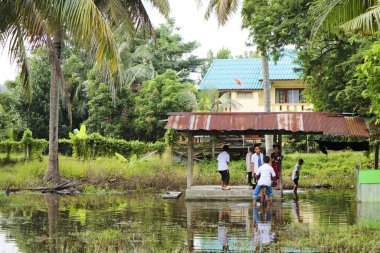 inle, miyanmar-ağustos 27, 2015: insanlar sabah nehirde yürüyorlar.