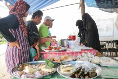 Marketteki sokak yemekleri.