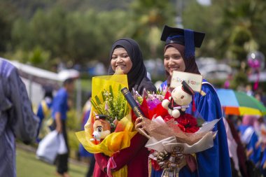 Batık, Kedah, Malezya - Ekim 2019 - Asyalı üniversite öğrencileri mezuniyeti kutluyor