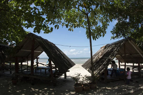 SONGKLA THAILAND-30 Temmuz - Sakom Sahili, Thepha Bölgesi, Songkhla Eyaleti, Güney Tayland Gökyüzü ve mavi deniz kıyısında bir kulübe.