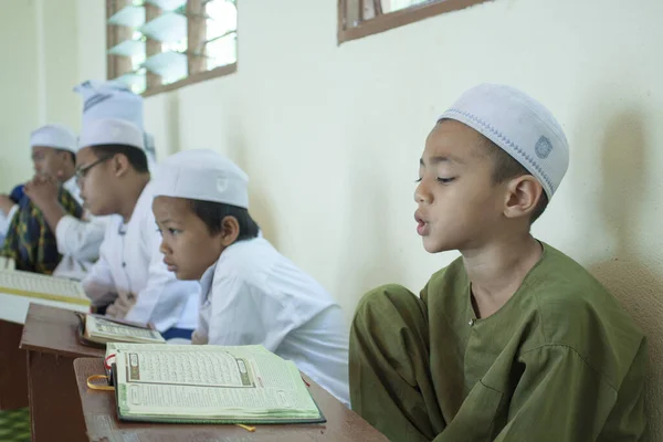 말레이시아 알로르 2015 학생들 학교에서 앉아서 이슬람 아이들 코란을 있습니다 — 스톡 사진