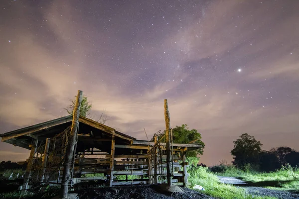 Láctea Galaxy Estrelas Sobre Uma Pequena Casa Meio Noite — Fotografia de Stock