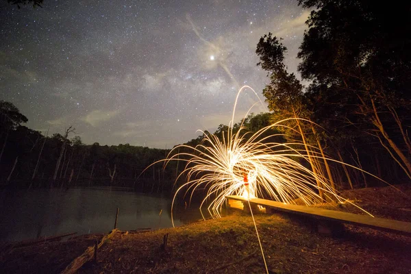 Lattea Lana Acciaio Lago Nella Foresta Fotografia Lunga Esposizione Con — Foto Stock