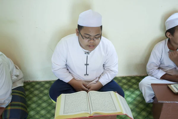 Malaysia Kedah Alor Star 2015 Murid Muda Duduk Dan Membaca — Stok Foto