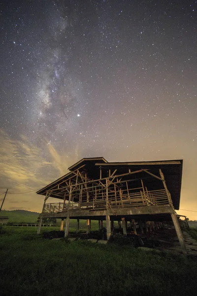 Láctea Galaxy Estrelas Sobre Uma Pequena Casa Meio Noite — Fotografia de Stock