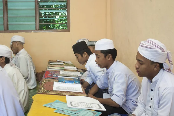 Malaysia Kedah Alor Star September 2015 Young Students Sitting Reading — Stock Photo, Image