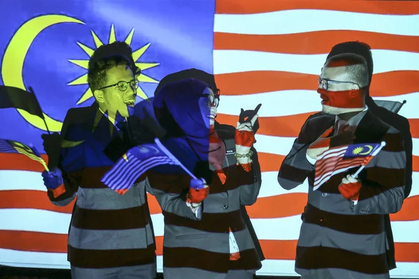 Kuala Lumpur, Malezya: Temmuz 2019 - Malezya bayrağında Malezya bayrağı taşıyan Asyalı kültürlüler.