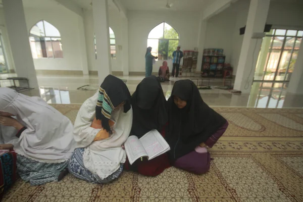 Muslim Wanita Berdoa Masjid — Stok Foto