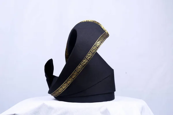 Bir Malay siyahi tengkolok / destar / tanjak