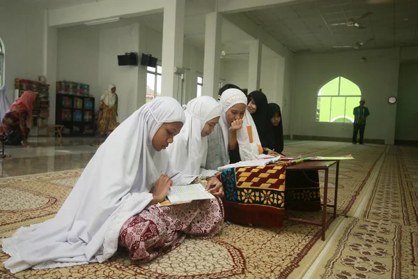 Muslim Keluarga Berdoa Masjid — Stok Foto