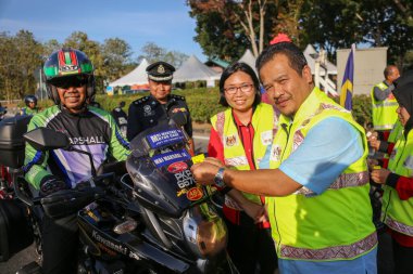 Parktaki bir grup insan.