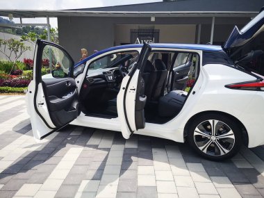 Bukit Tinggi Pahang, Malezya - 24 Julai, 2019: Aurel Sığınak Bentong Pahang 'daki otomobil fuarında Nissan Leaf Electric Car