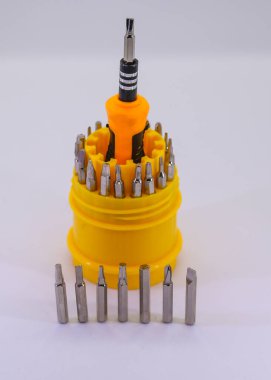 Küçük bir tornavida seti. Metal tornavida ısırığı. Beyaz arkaplanda izole edilmiş aletler için torx torx tornavida takımı çoklu bit tamir araçları.