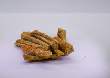 Keropok Lekor olarak bilinen balık kekleri, Malezya 'da beyaz arka planda izole edilmiş soslu ünlü geleneksel yiyecekler..