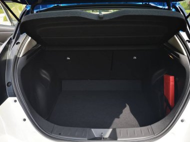 Bukit Tinggi Pahang, Malezya - 24 Julai, 2019: Aurel Sığınak Bentong Pahang 'daki otomobil fuarında Nissan Leaf Electric Car