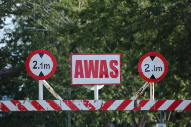 Gurun, Kedah Malezya -16 Ocak 2020: Awas ya da tehlike, tabela boyunca yayaydı. Kazayı önlemek için tabelaları takip etmek çok önemlidir.