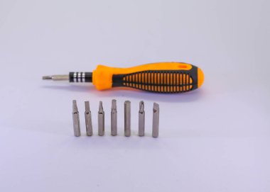 Küçük bir tornavida seti. Metal tornavida ısırığı. Beyaz arkaplanda izole edilmiş aletler için torx torx tornavida takımı çoklu bit tamir araçları.
