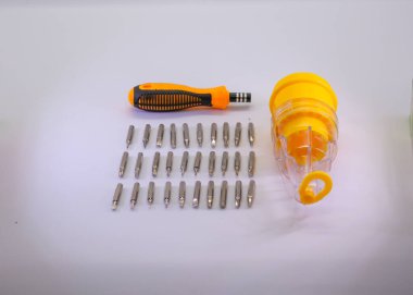 Küçük bir tornavida seti. Metal tornavida ısırığı. Beyaz arkaplanda izole edilmiş aletler için torx torx tornavida takımı çoklu bit tamir araçları.