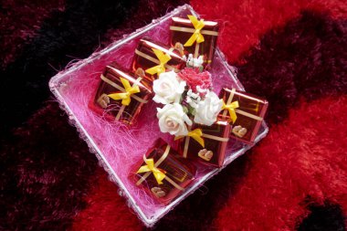 Güzel dekore edilmiş bir Noel ağacının papyonlu yakın plan fotoğrafı.